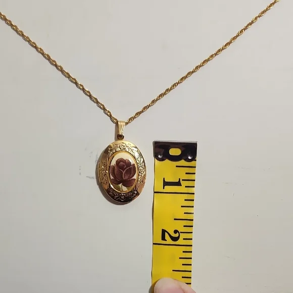 Goldtone Rose Cottagecore Locket Vintage Necklace - Picture 2 of 8